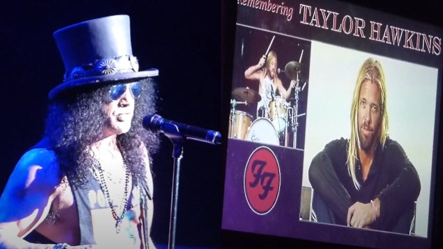 SLASH rinde tributo a TAYLOR HAWKINS durante un concierto en Orlando: 